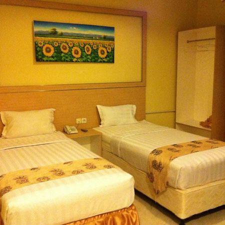 Hotel Paramount Biringkanya Екстериор снимка
